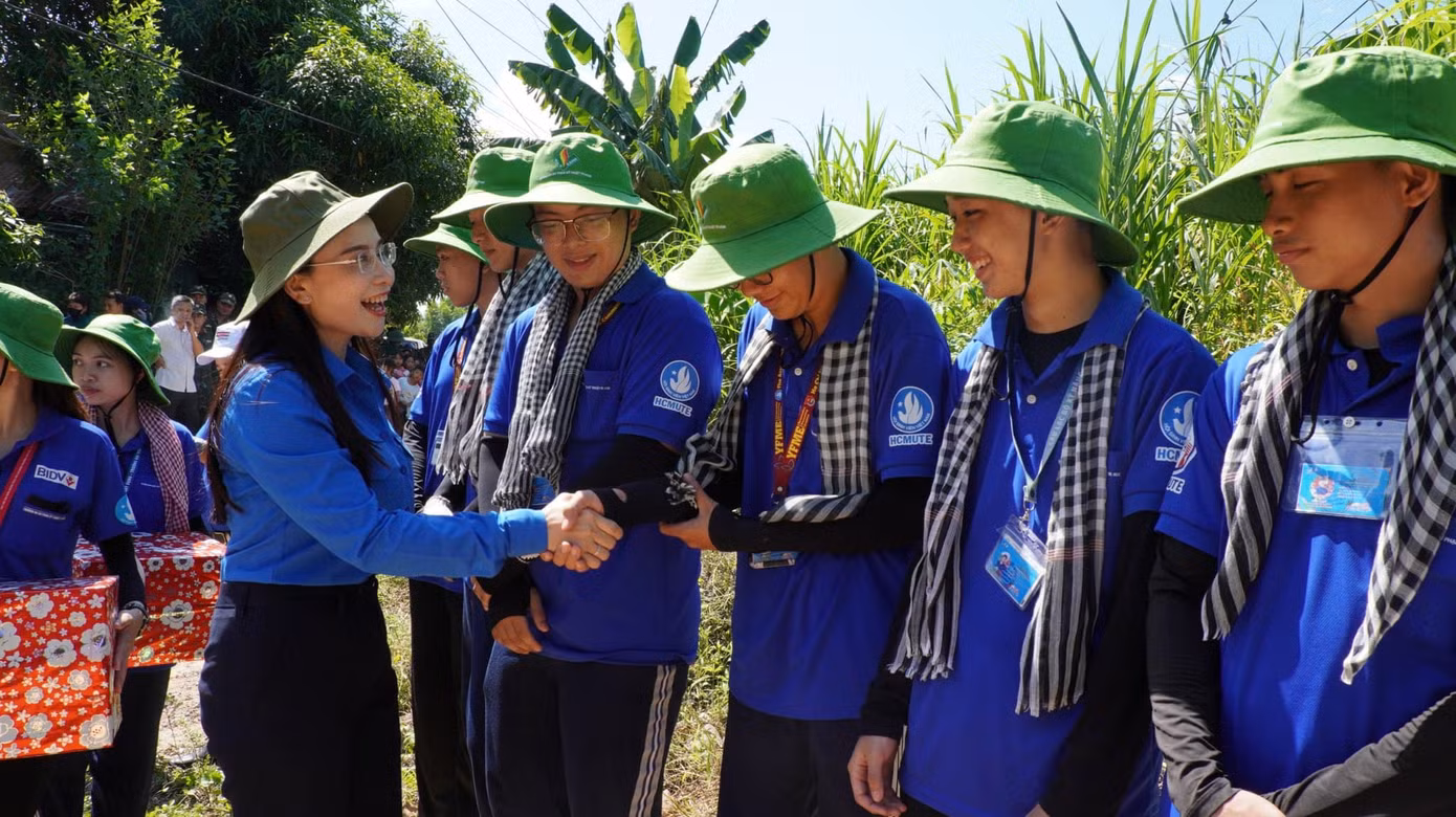 Chị Nguyễn Phạm Duy Trang tham gia hỗ trợ cùng đội sinh viên tình nguyện 'Mùa Hè Xanh' trường ĐH Sư phạm Kỹ thuật TP. Hồ Chí Minh.