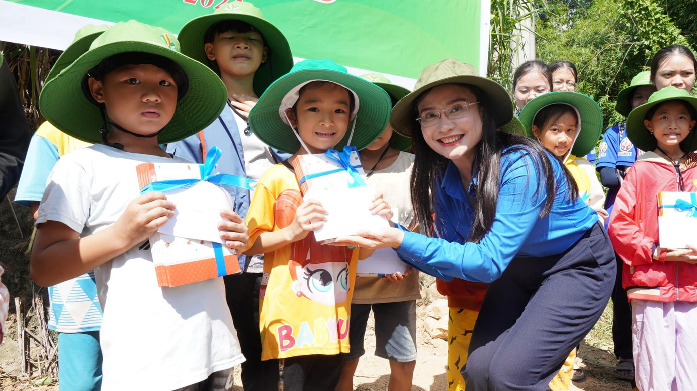 Các vị lãnh đạo thăm, tặng quà động viên các đội hình Sinh viên tình nguyện 'Mùa Hè Xanh'. Các vị lãnh đạo thăm, tặng quà động viên các đội hình Sinh viên tình nguyện 'Mùa Hè Xanh'.