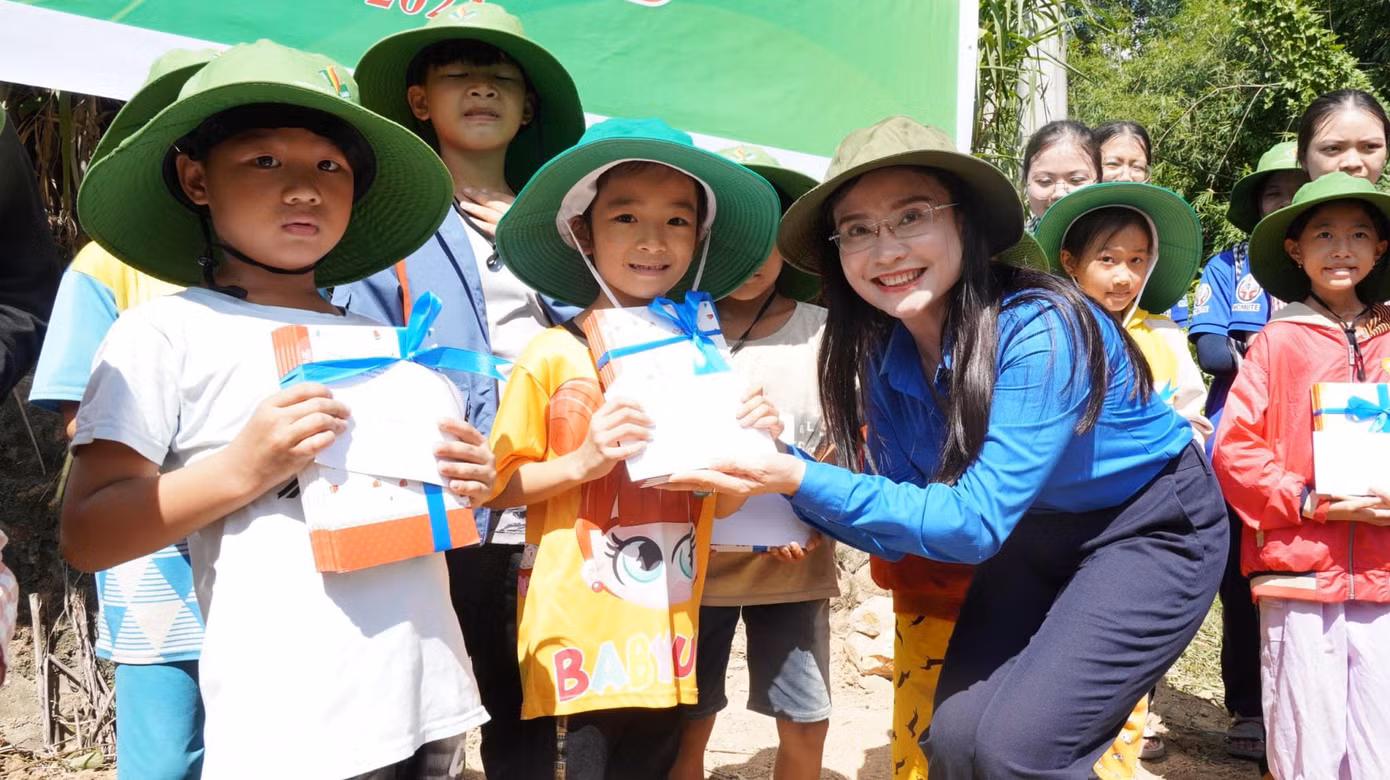 Các vị lãnh đạo thăm, tặng quà động viên các đội hình Sinh viên tình nguyện 'Mùa Hè Xanh'.