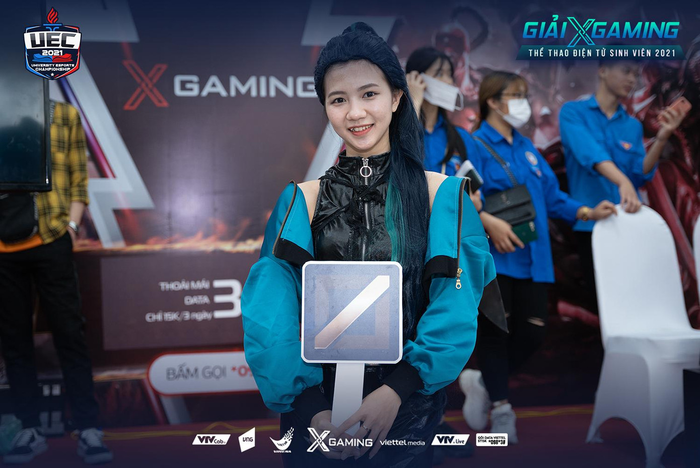 Những cô nàng cosplay xinh đẹp với trang bị đúng chuẩn những vị tướng trong LMHT: Tốc Chiến. Đó là Xayah, Ahri...