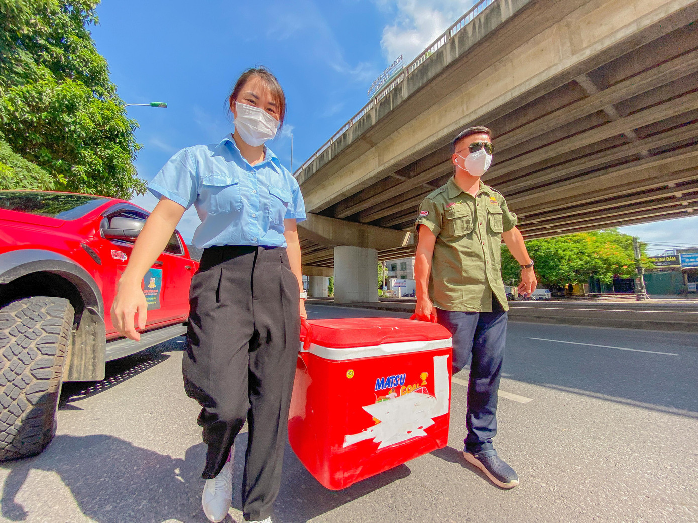 Trước đó, giai đoạn 1 của chương trình với tên gọi “Hà Nội nghĩa tình - Tiếp sức tuyến đầu - Vượt qua đại dịch” được triển khai dịp cuối tháng Bảy, đã gửi tặng hơn 2.000 thùng nước lọc, nước ngọt, cà phê lon “tiếp sức” cho cán bộ, nhân viên y tế, đoàn viên, thanh niên tham gia phòng, chống dịch tại 27 chốt kiểm soát chống dịch COVID-19 trên địa bàn Thủ đô.