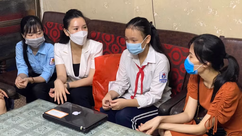 Đồng chí Bùi Thị Lan Phương, Phó Bí thư Thành đoàn Hà Nội (thứ hai từ trái sang) trao tặng máy tình tới học sinh hoàn cảnh khó khăn
