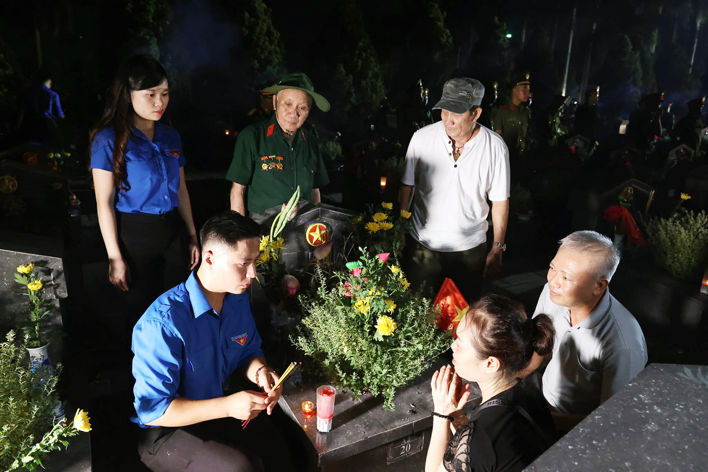 Các đoàn viên, thanh niên thắp nến tri ân tại các ngôi mộ liệt sĩ. Các đoàn viên, thanh niên thắp nến tri ân tại các ngôi mộ liệt sĩ.