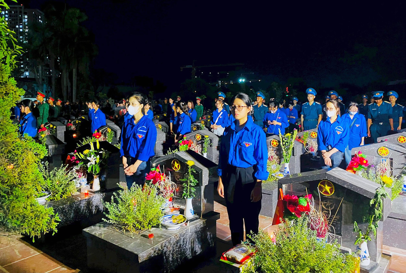 Các đoàn viên, thanh niên thắp nến tri ân tại các ngôi mộ liệt sĩ. Các đoàn viên, thanh niên thắp nến tri ân tại các ngôi mộ liệt sĩ.