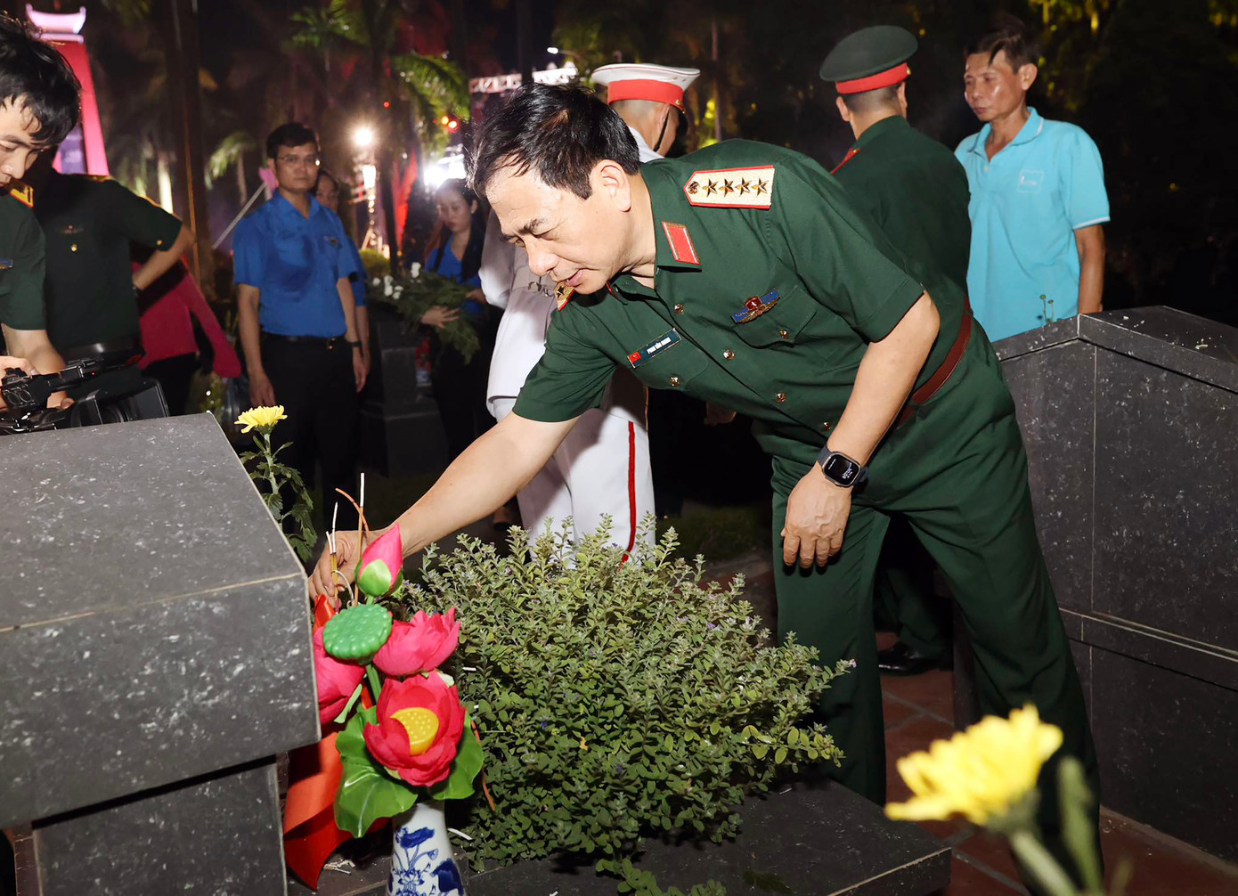Đại tướng Phan Văn Giang - Ủy viên Bộ Chính trị, Phó Bí thư Quân ủy T.Ư, Bộ trưởng Quốc phòng, thắp hương tưởng niệm các anh hùng, liệt sĩ. Đại tướng Phan Văn Giang - Ủy viên Bộ Chính trị, Phó Bí thư Quân ủy T.Ư, Bộ trưởng Quốc phòng, thắp hương tưởng niệm các anh hùng, liệt sĩ.