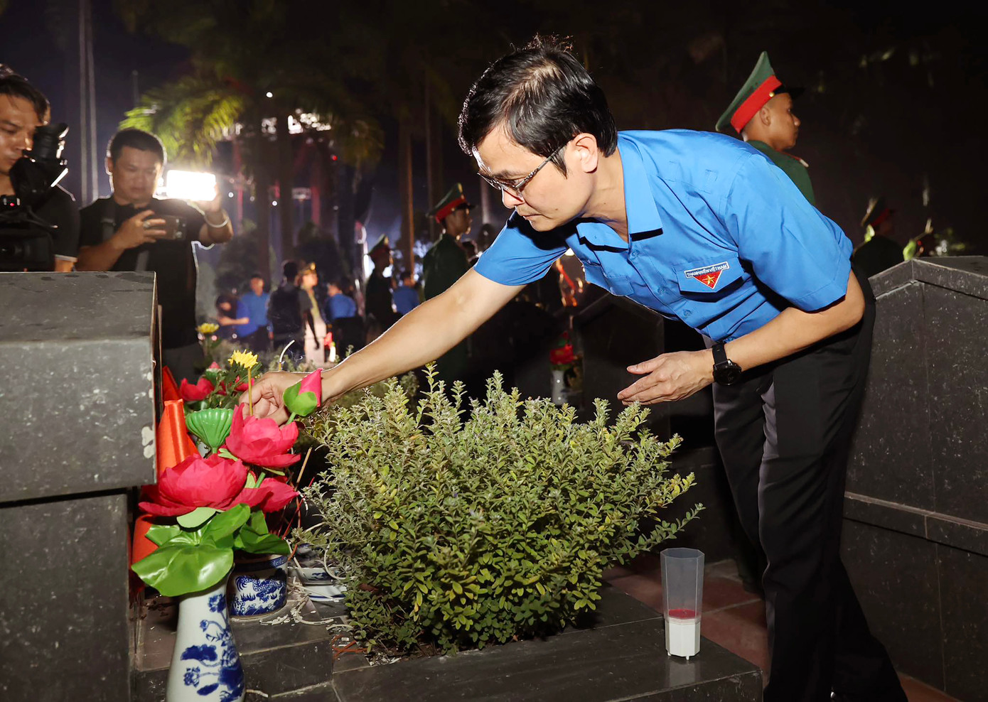 Anh Bùi Quang Huy - Uỷ viên Dự khuyết T.Ư Đảng, Bí thư thứ nhất T.Ư Đoàn, thắp nến tri ân các anh hùng, liệt sĩ. Anh Bùi Quang Huy - Uỷ viên Dự khuyết T.Ư Đảng, Bí thư thứ nhất T.Ư Đoàn, thắp nến tri ân các anh hùng, liệt sĩ.