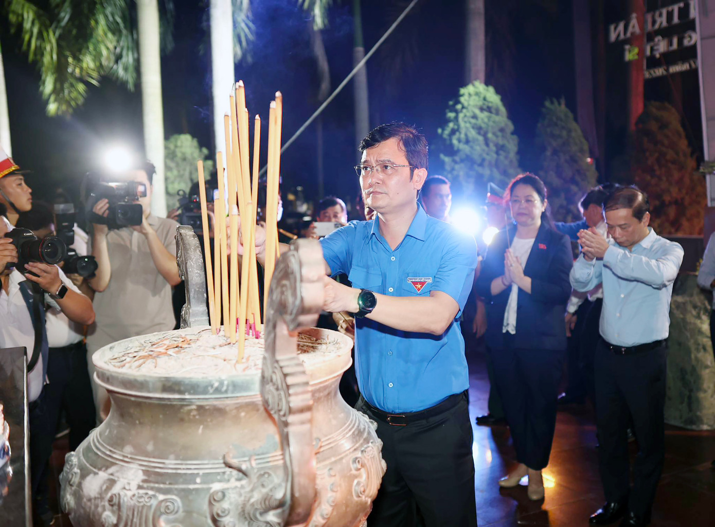 Anh Bùi Quang Huy - Uỷ viên Dự khuyết T.Ư Đảng, Bí thư thứ nhất T.Ư Đoàn, thắp nến tri ân các anh hùng, liệt sĩ. Anh Bùi Quang Huy - Uỷ viên Dự khuyết T.Ư Đảng, Bí thư thứ nhất T.Ư Đoàn, thắp nến tri ân các anh hùng, liệt sĩ.