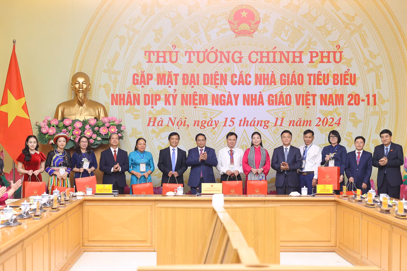 Thủ tướng tặng quà đại diện các nhà giáo tiêu biểu năm 2024 - Ảnh: VGP/Nhật Bắc