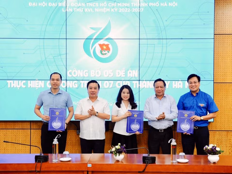 Phó Bí thư Thành ủy Hà Nội Nguyễn Văn Phong và Phó Chủ tịch UBND TP. Hà Nội trao quyết định 5 đề án cho Thường trực Thành Đoàn Hà Nội. Phó Bí thư Thành ủy Hà Nội Nguyễn Văn Phong và Phó Chủ tịch UBND TP. Hà Nội trao quyết định 5 đề án cho Thường trực Thành Đoàn Hà Nội.