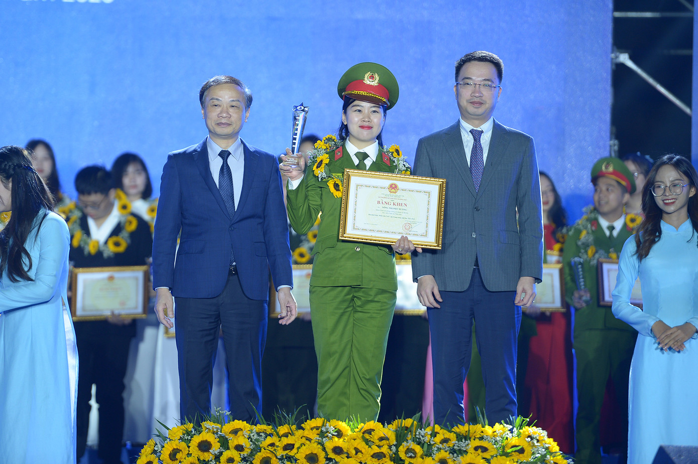 Ông Phạm Tất Thắng và anh Nguyễn Tường Lâm trao tặng danh hiệu 'Sinh viên 5 tốt'.