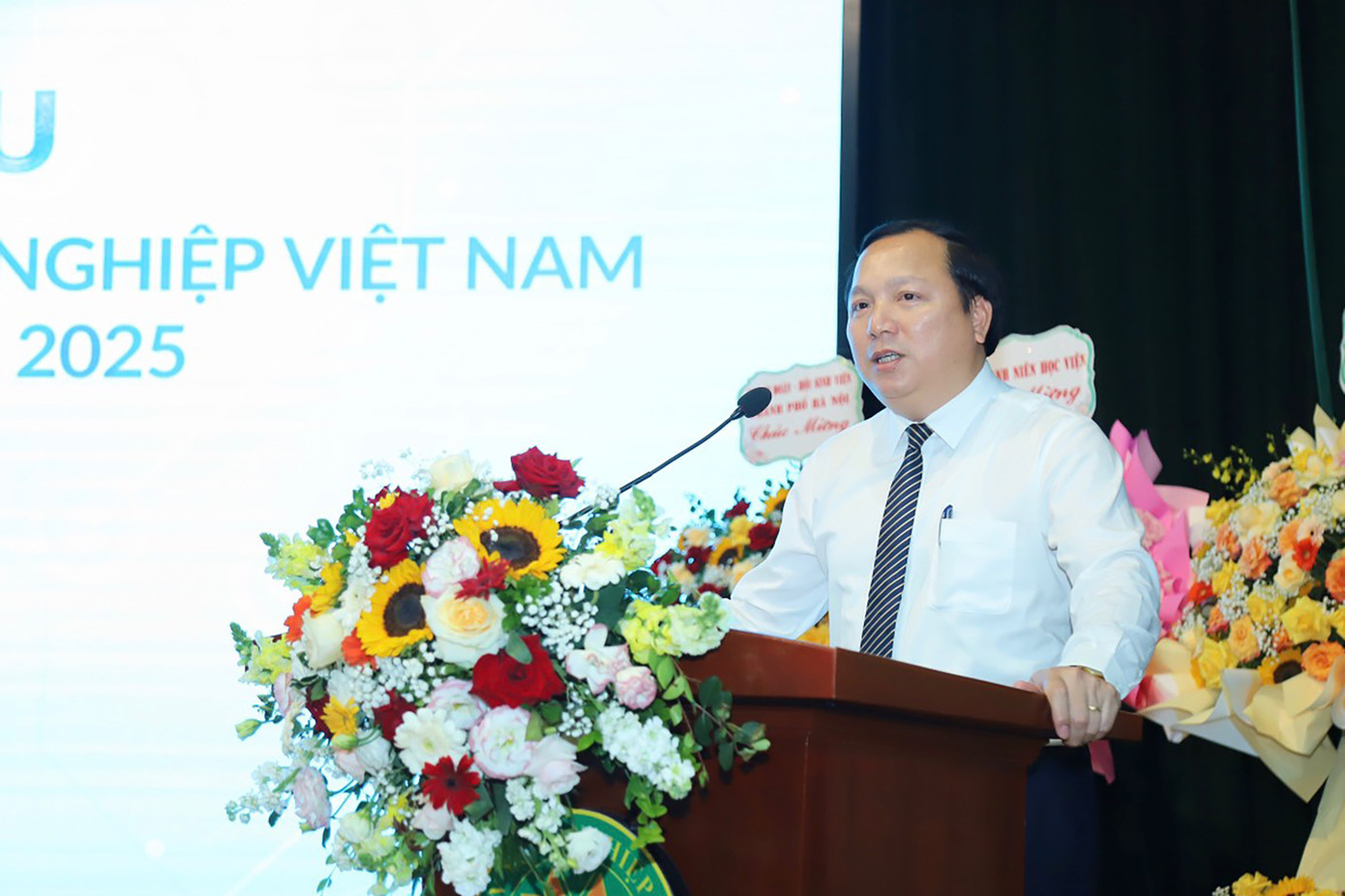 TS Vũ Ngọc Huyên – Phó Giám đốc Học viện Nông nghiệp Việt Nam phát biểu tại Đại hội. TS Vũ Ngọc Huyên – Phó Giám đốc Học viện Nông nghiệp Việt Nam phát biểu tại Đại hội.