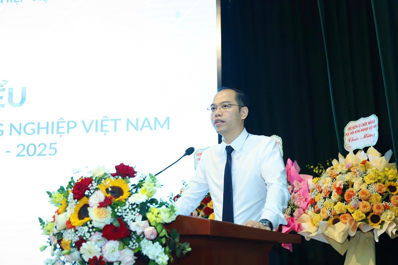 Anh Nguyễn Tiến Hưng - Phó Bí thư Thành Đoàn, Chủ tịch Hội Sinh viên TP. Hà Nội phát biểu chỉ đạo Đại hội. Anh Nguyễn Tiến Hưng - Phó Bí thư Thành Đoàn, Chủ tịch Hội Sinh viên TP. Hà Nội phát biểu chỉ đạo Đại hội.