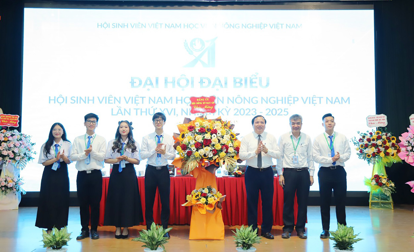 Lãnh đạo Học viện Nông nghiệp Việt Nam tặng hoa chúc mừng Đại hội. Lãnh đạo Học viện Nông nghiệp Việt Nam tặng hoa chúc mừng Đại hội.