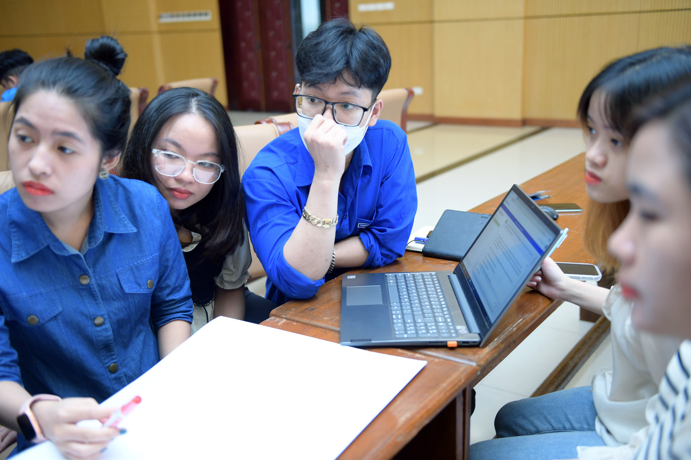 Các bạn trẻ hào hứng chia sẻ tại chương trình.