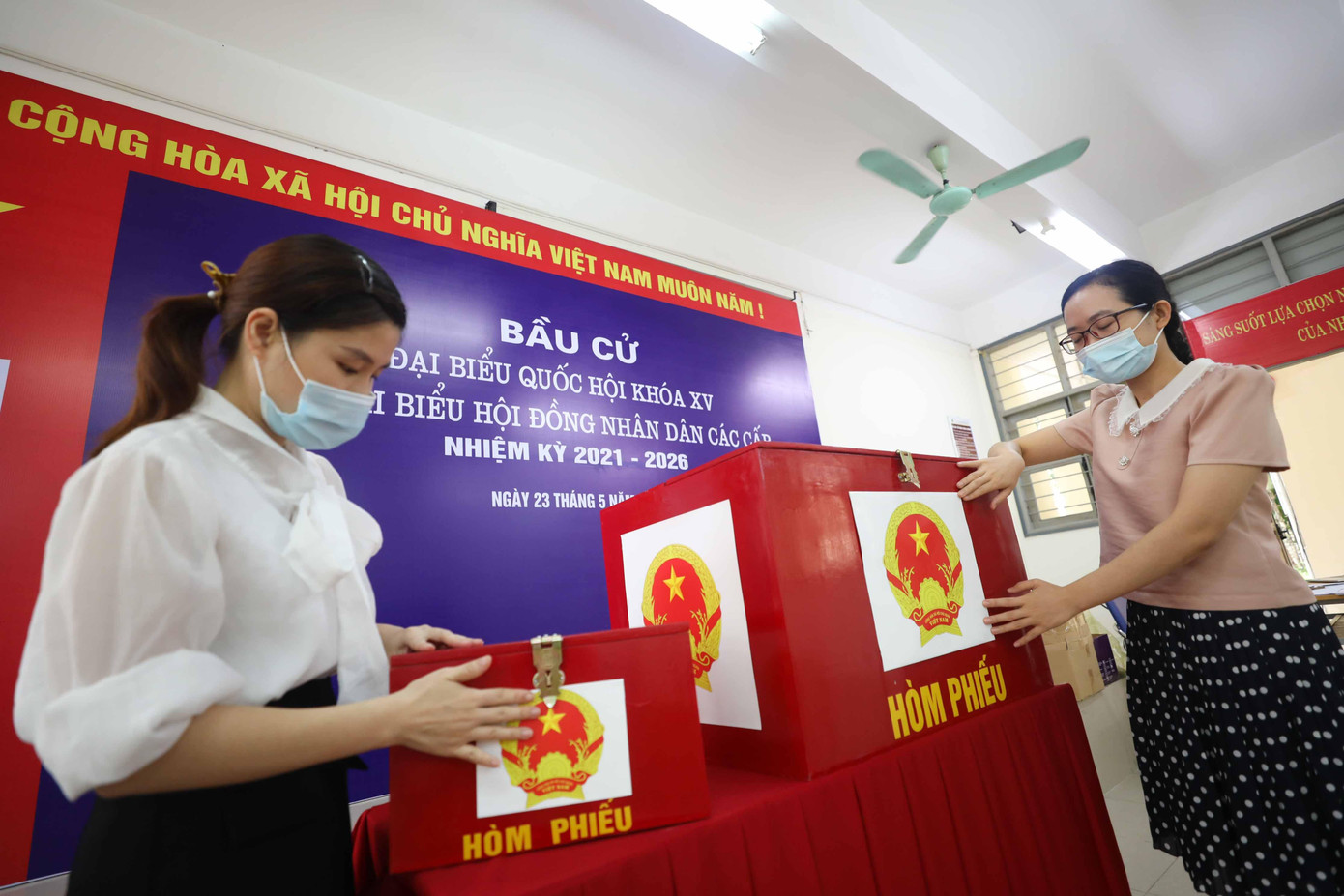 Công tác kiểm tra hòm phiếu trước giờ khai mạc bầu cử.