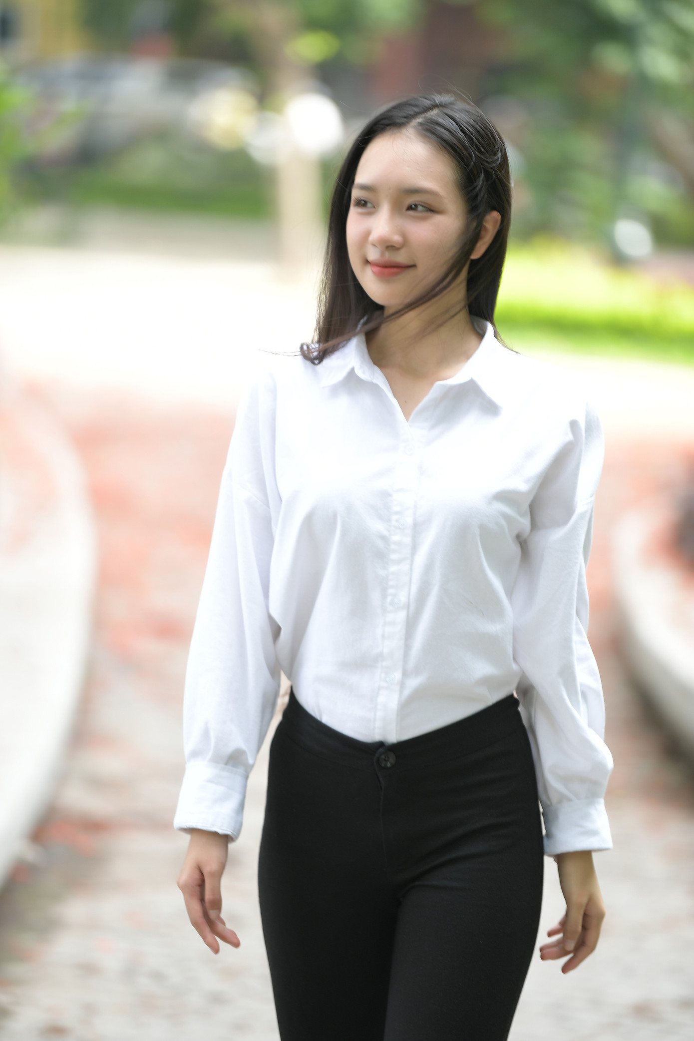 Giang Thanh nói bố mẹ, bạn bè là nguồn động lực, cổ vũ lớn lao với cô tại hành trình Hoa hậu Việt Nam 2024. “Khi được xướng tên vào top 25, mọi người dành cho tôi những ánh mắt, nụ cười đầy tự hào, chan chứa yêu thương. Bố mẹ đã động viên, khích lệ tinh thần để tôi nỗ lực hơn nữa trong vòng chung kết”, cô chia sẻ.