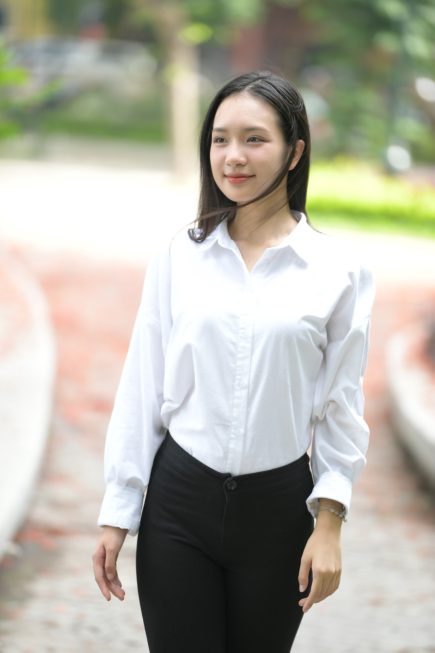 Giang Thanh nói bố mẹ, bạn bè là nguồn động lực, cổ vũ lớn lao với cô tại hành trình Hoa hậu Việt Nam 2024. “Khi được xướng tên vào top 25, mọi người dành cho tôi những ánh mắt, nụ cười đầy tự hào, chan chứa yêu thương. Bố mẹ đã động viên, khích lệ tinh thần để tôi nỗ lực hơn nữa trong vòng chung kết”, cô chia sẻ.