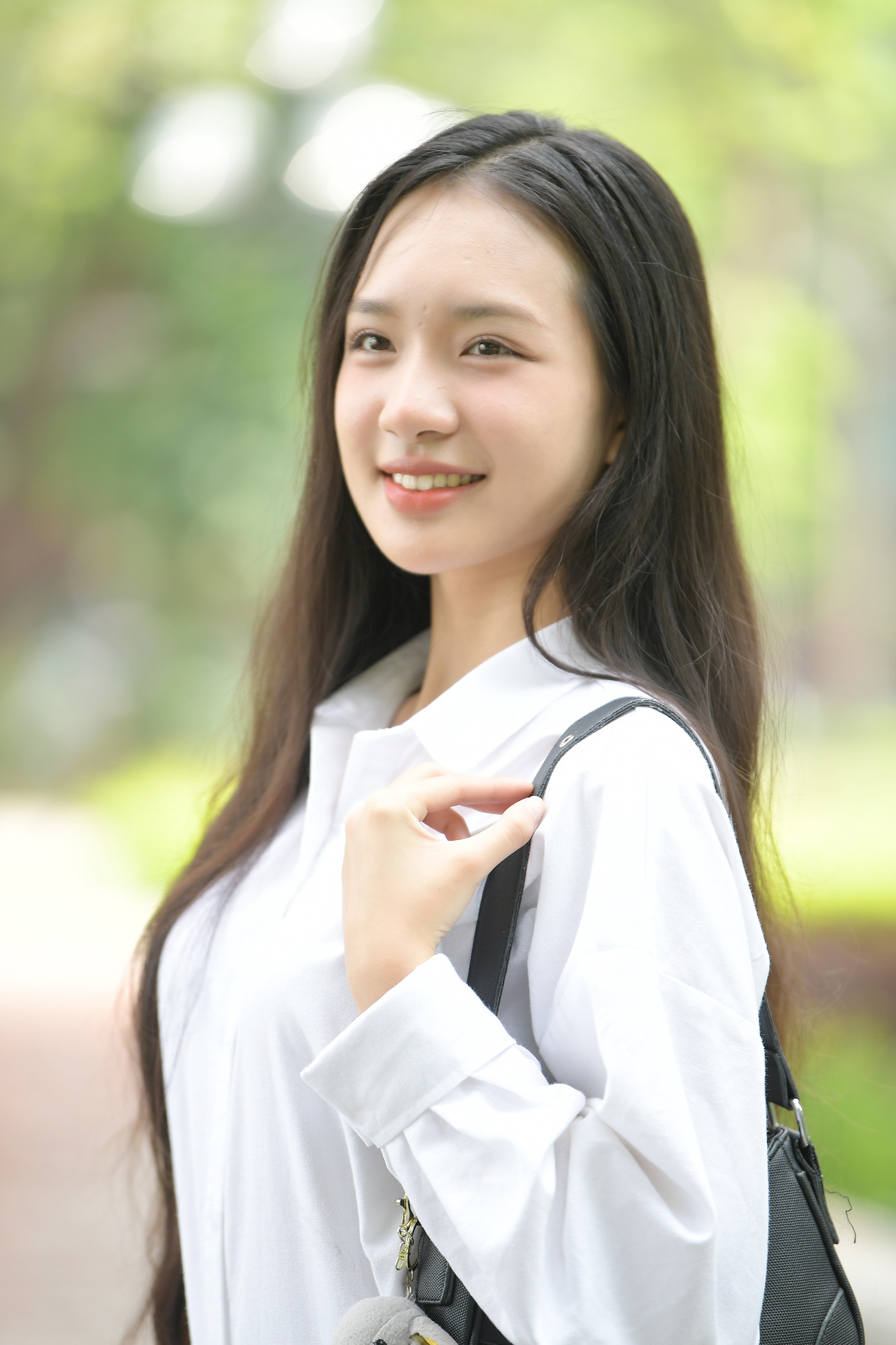 Giang Thanh nói Hoa hậu Việt Nam 2024 là một trong những mục tiêu lớn trong cuộc đời cô. &quot;Khi đã đặt ra mục tiêu, tôi sẽ cố gắng hết mình để thực hiện, không chỉ trở thành phiên bản hoàn thiện của bản thân mà còn biến nó thành giây phút trọn vẹn nhất trong thanh xuân tươi đẹp của mình&quot;, người đẹp khẳng định.