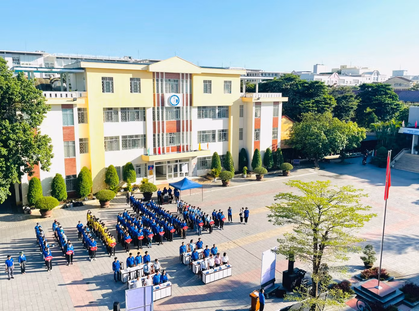 Tuổi trẻ ĐH Huế với 18 đội hình và gần 800 sinh viên tình nguyện. Tuổi trẻ ĐH Huế với 18 đội hình và gần 800 sinh viên tình nguyện.
