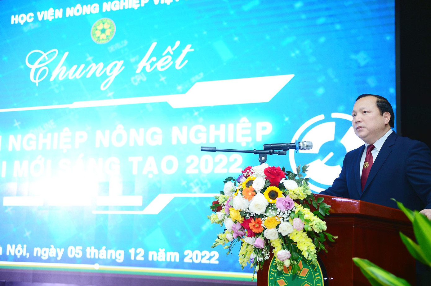 TS Vũ Ngọc Huyên, Phó Giám đốc Học viện Nông nghiệp Việt Nam phát biểu tại lễ trao giải cuộc thi. Ảnh: DƯƠNG TRIỀU