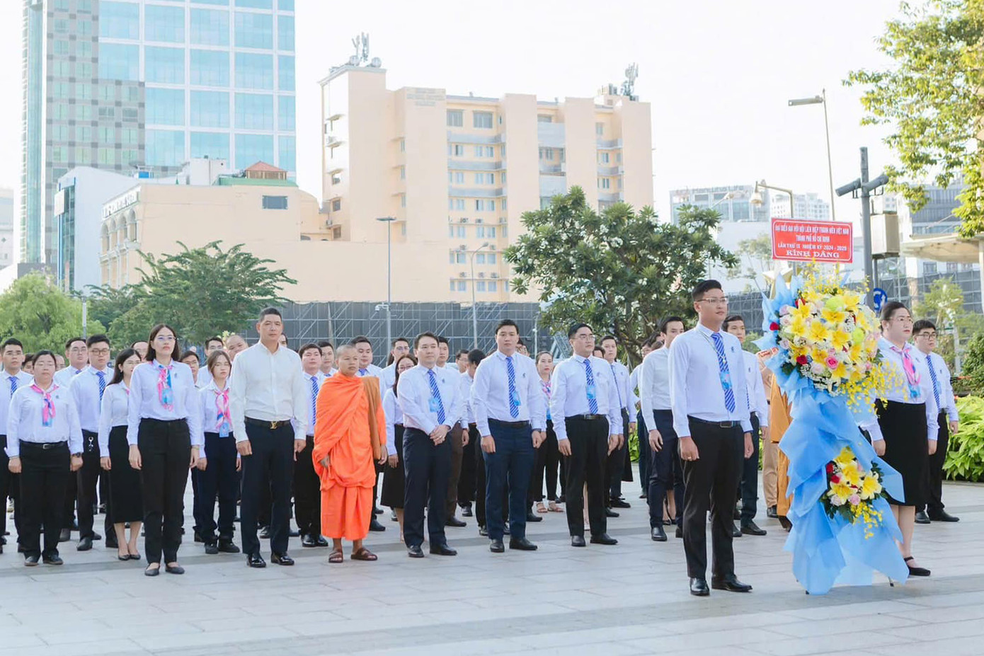 Thanh niên TP. HCM dâng hoa báo công Chủ tịch Hồ Chí Minh, khai mạc Đại hội Hội LHTN lần IX.