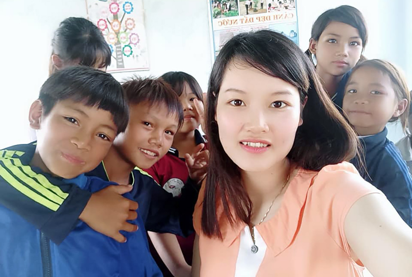 Cô giáo Lê Thị Ngọc Linh cùng các em học sinh người dân tộc. Cô giáo Lê Thị Ngọc Linh cùng các em học sinh người dân tộc.