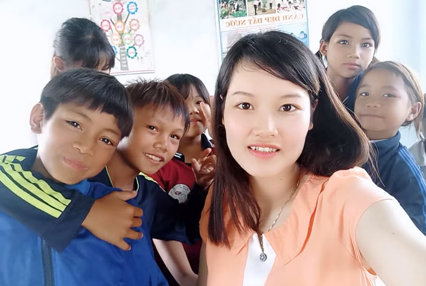 Cô giáo Lê Thị Ngọc Linh cùng các em học sinh người dân tộc. Cô giáo Lê Thị Ngọc Linh cùng các em học sinh người dân tộc.