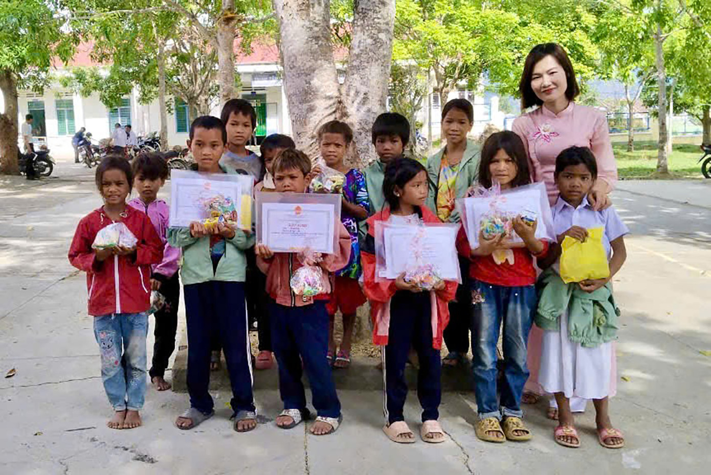 Cô giáo vùng cao Lê Thị Ngọc Linh: Người thắp sáng ước mơ từ những điều giản dị. Cô giáo vùng cao Lê Thị Ngọc Linh: Người thắp sáng ước mơ từ những điều giản dị.