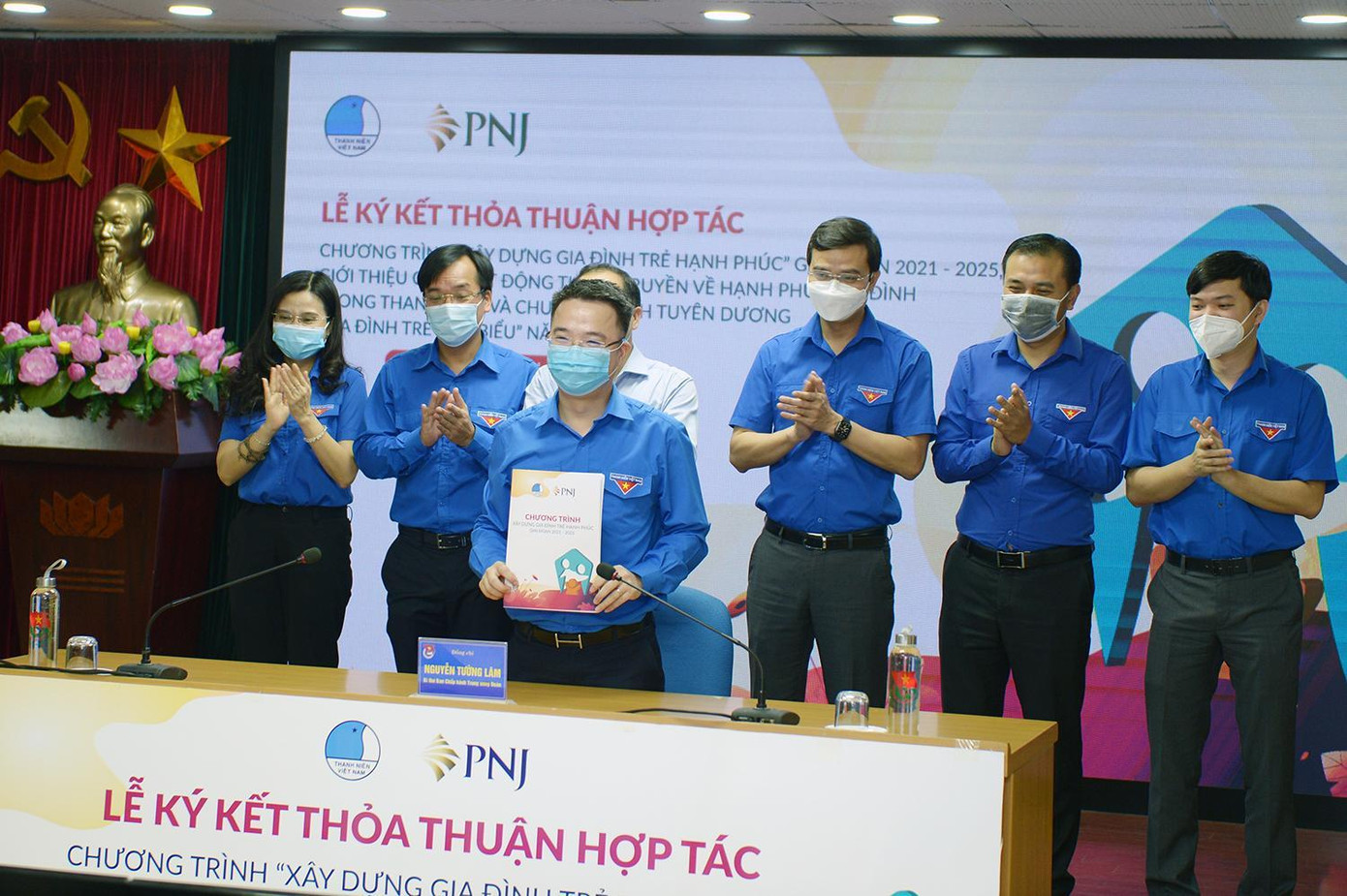 T.Ư Hội Liên hiệp Thanh niên Việt Nam ký kết với Công ty CP Vàng bạc đá quý Phú Nhuận (PNJ) về việc phối hợp tổ chức các chương trình, hoạt động xây dựng gia đình trẻ hạnh phúc. T.Ư Hội Liên hiệp Thanh niên Việt Nam ký kết với Công ty CP Vàng bạc đá quý Phú Nhuận (PNJ) về việc phối hợp tổ chức các chương trình, hoạt động xây dựng gia đình trẻ hạnh phúc.