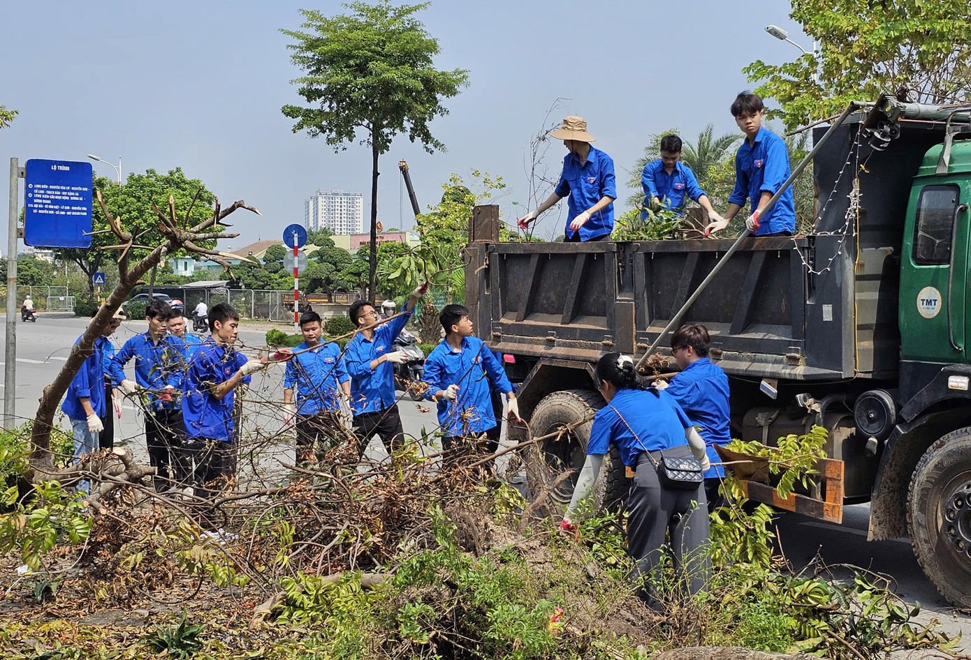 Đội sinh viên tình nguyện trường ĐH Sư phạm Hà Nội 2 ra quân khắc phục hậu quả cơn bão số 3. Đội sinh viên tình nguyện trường ĐH Sư phạm Hà Nội 2 ra quân khắc phục hậu quả cơn bão số 3.