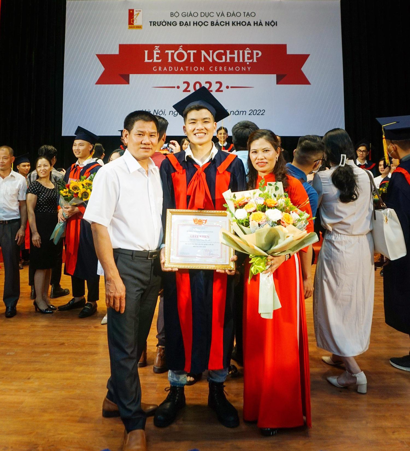 Đức Anh cùng người thân trong gia đình tại Lễ tốt nghiệp tháng 5/2022 của trường ĐH Bách khoa Hà Nội.