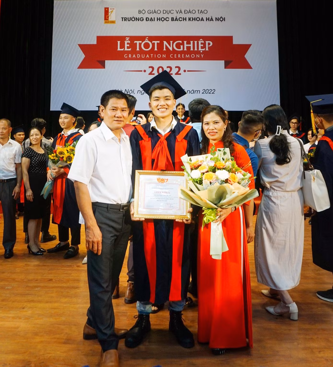 Đức Anh cùng người thân trong gia đình tại Lễ tốt nghiệp tháng 5/2022 của trường ĐH Bách khoa Hà Nội.