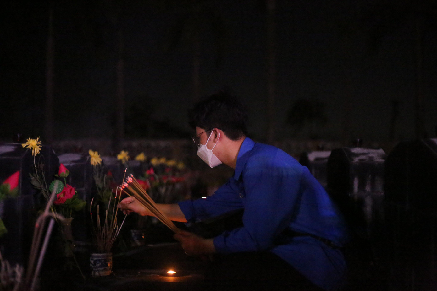 Trong những ngày cuối tháng Bảy, những cựu chiến binh lại đi khắp cả nước thắp nén hương thơm cho những người đồng đội, đồng chí. Trong những ngày cuối tháng Bảy, những cựu chiến binh lại đi khắp cả nước thắp nén hương thơm cho những người đồng đội, đồng chí.