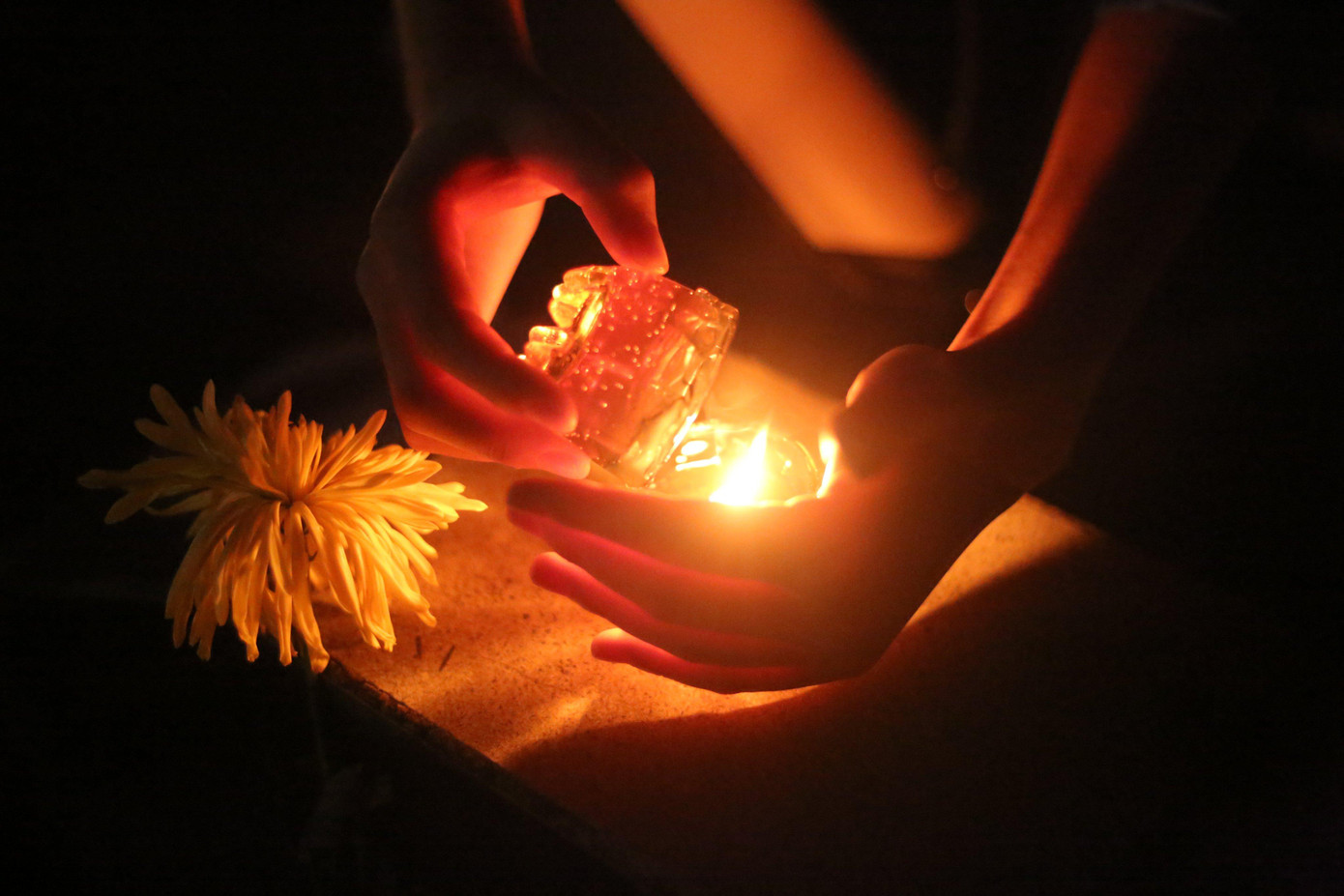 Gần 1.000 ngọn nến lung linh như lời tri ân gửi đến các anh hùng liệt sĩ trong Lễ thắp nến tri ân do Huyện Đoàn Đông Anh tổ chức. Gần 1.000 ngọn nến lung linh như lời tri ân gửi đến các anh hùng liệt sĩ trong Lễ thắp nến tri ân do Huyện Đoàn Đông Anh tổ chức.