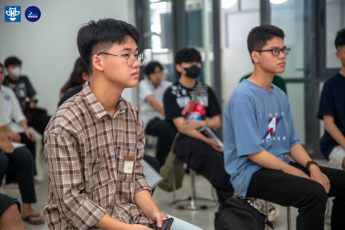 Hàng nghìn thí sinh đến từ các tỉnh thành, đã có mặt từ sớm để chuẩn bị cho buổi thi năng khiếu. Hàng nghìn thí sinh đến từ các tỉnh thành, đã có mặt từ sớm để chuẩn bị cho buổi thi năng khiếu.