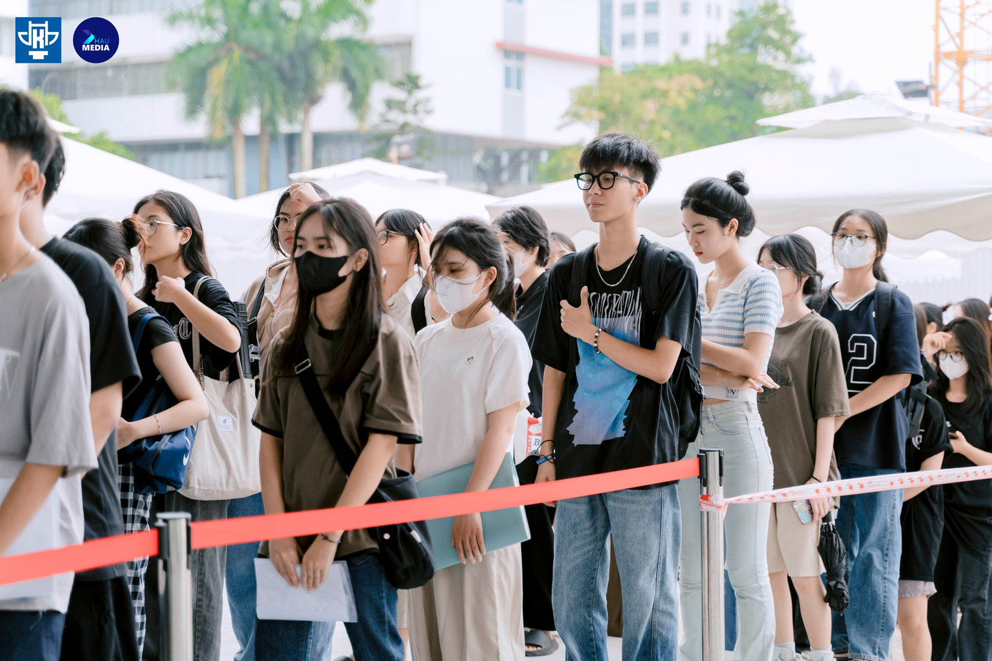 Theo quy định, các thí sinh đăng ký xét tuyển vào các ngành năng khiếu có tổ hợp thi/xét tuyển V00, V01, V02, H00, H02 phải tham dự kỳ thi năng khiếu năm 2024 do trường ĐH Kiến trúc Hà Nội tổ chức. Theo quy định, các thí sinh đăng ký xét tuyển vào các ngành năng khiếu có tổ hợp thi/xét tuyển V00, V01, V02, H00, H02 phải tham dự kỳ thi năng khiếu năm 2024 do trường ĐH Kiến trúc Hà Nội tổ chức.