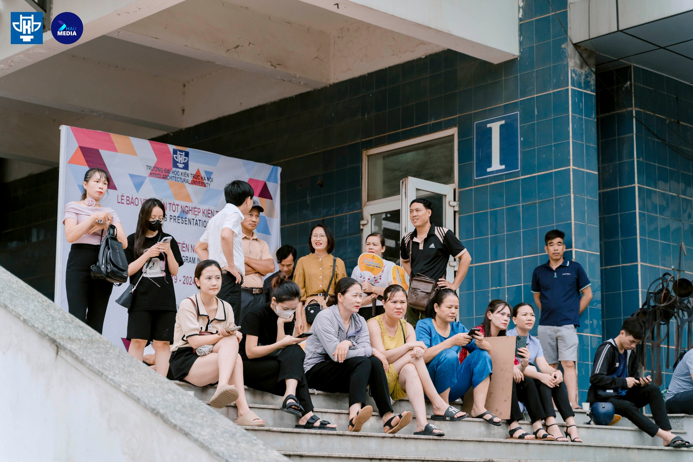 Các phụ huynh của thí sinh cũng đứng ngồi không yên. Các phụ huynh của thí sinh cũng đứng ngồi không yên.