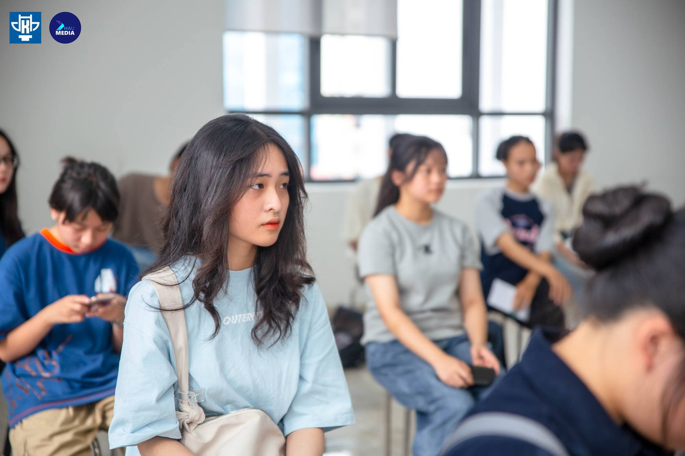 Hàng nghìn thí sinh đến từ các tỉnh thành, đã có mặt từ sớm để chuẩn bị cho buổi thi năng khiếu. Hàng nghìn thí sinh đến từ các tỉnh thành, đã có mặt từ sớm để chuẩn bị cho buổi thi năng khiếu.