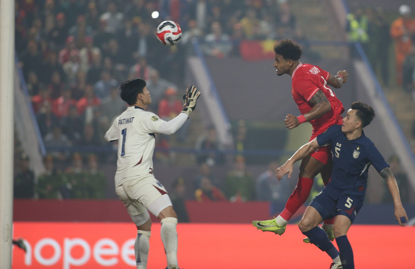 Xuân Son mở tỷ số bằng một pha đánh đầu hiểm hóc sau đường tạt bóng chính xác từ cánh phải của Văn Thanh.