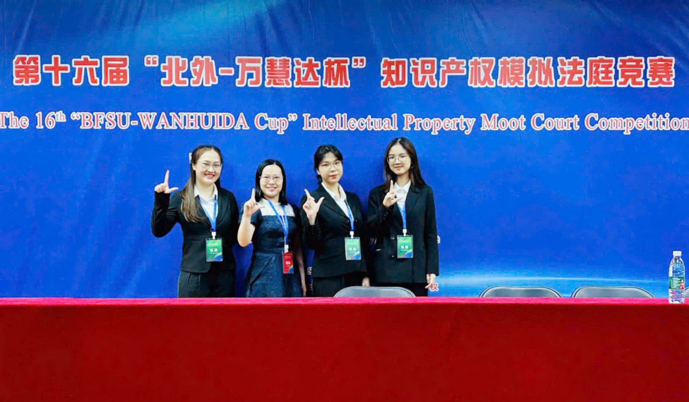 Nữ sinh viên trường ĐH Luật Hà Nội dành nhiều thành tích tại các cuộc thi trong nước và quốc tế. Nữ sinh viên trường ĐH Luật Hà Nội dành nhiều thành tích tại các cuộc thi trong nước và quốc tế.