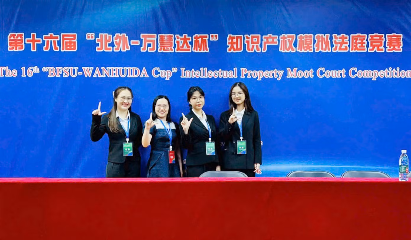 Nữ sinh viên trường ĐH Luật Hà Nội dành nhiều thành tích tại các cuộc thi trong nước và quốc tế.