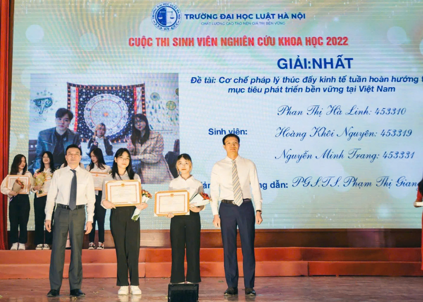 Nữ sinh viên trường ĐH Luật Hà Nội dành nhiều thành tích tại các cuộc thi trong nước và quốc tế. Nữ sinh viên trường ĐH Luật Hà Nội dành nhiều thành tích tại các cuộc thi trong nước và quốc tế.