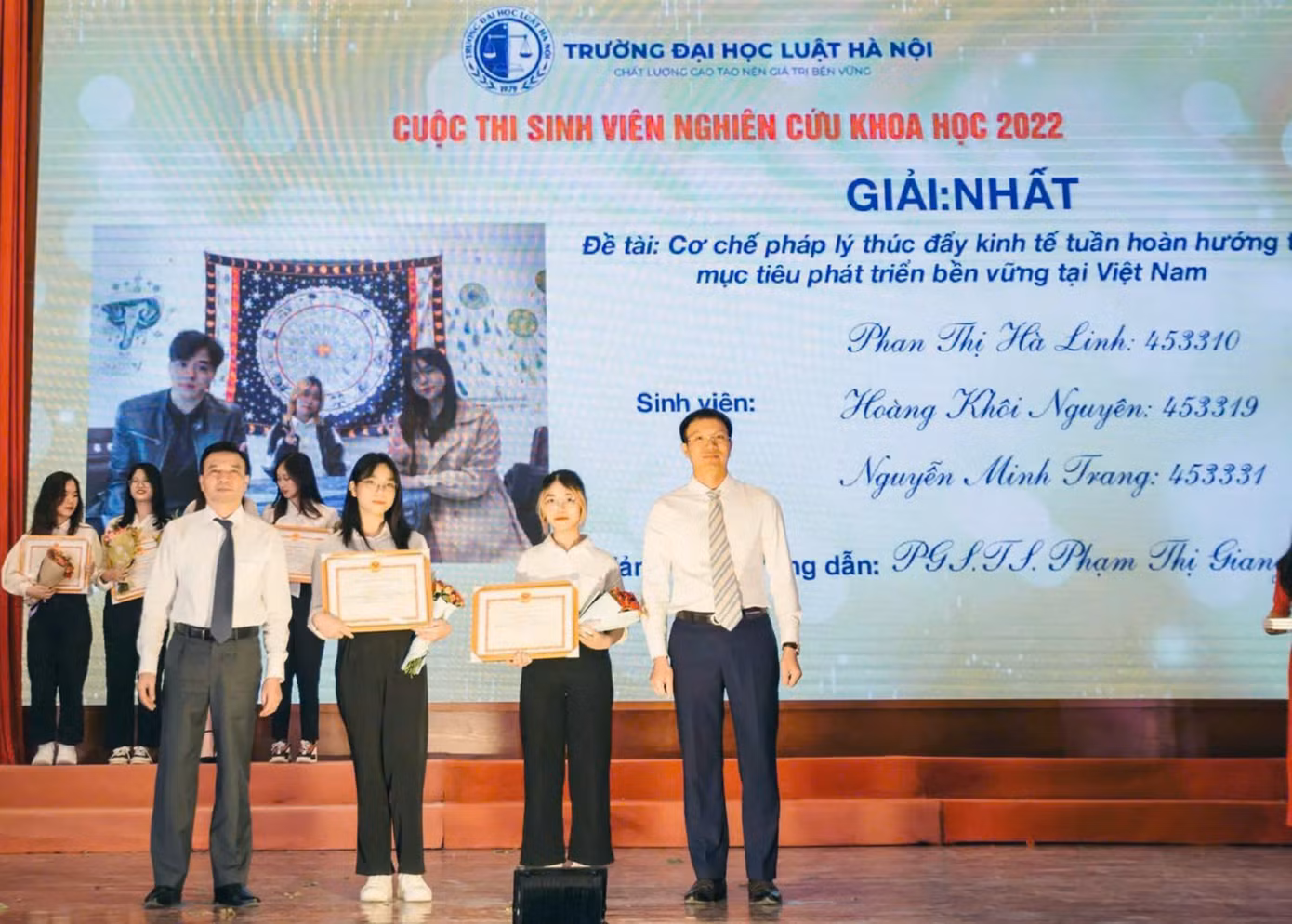Nữ sinh viên trường ĐH Luật Hà Nội dành nhiều thành tích tại các cuộc thi trong nước và quốc tế.
