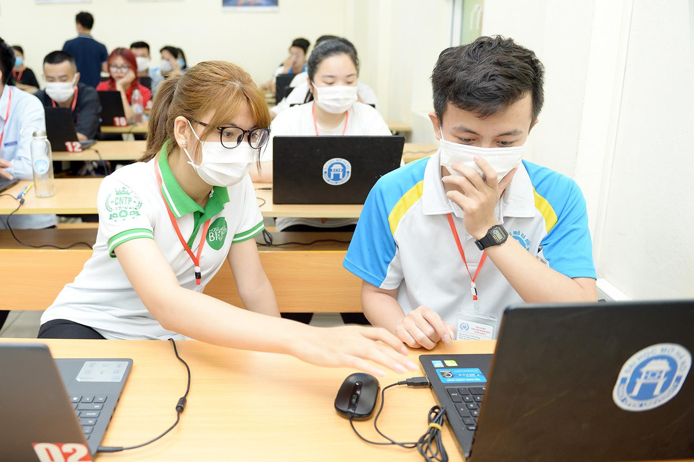 Thí sinh tham gia làm bài thi.