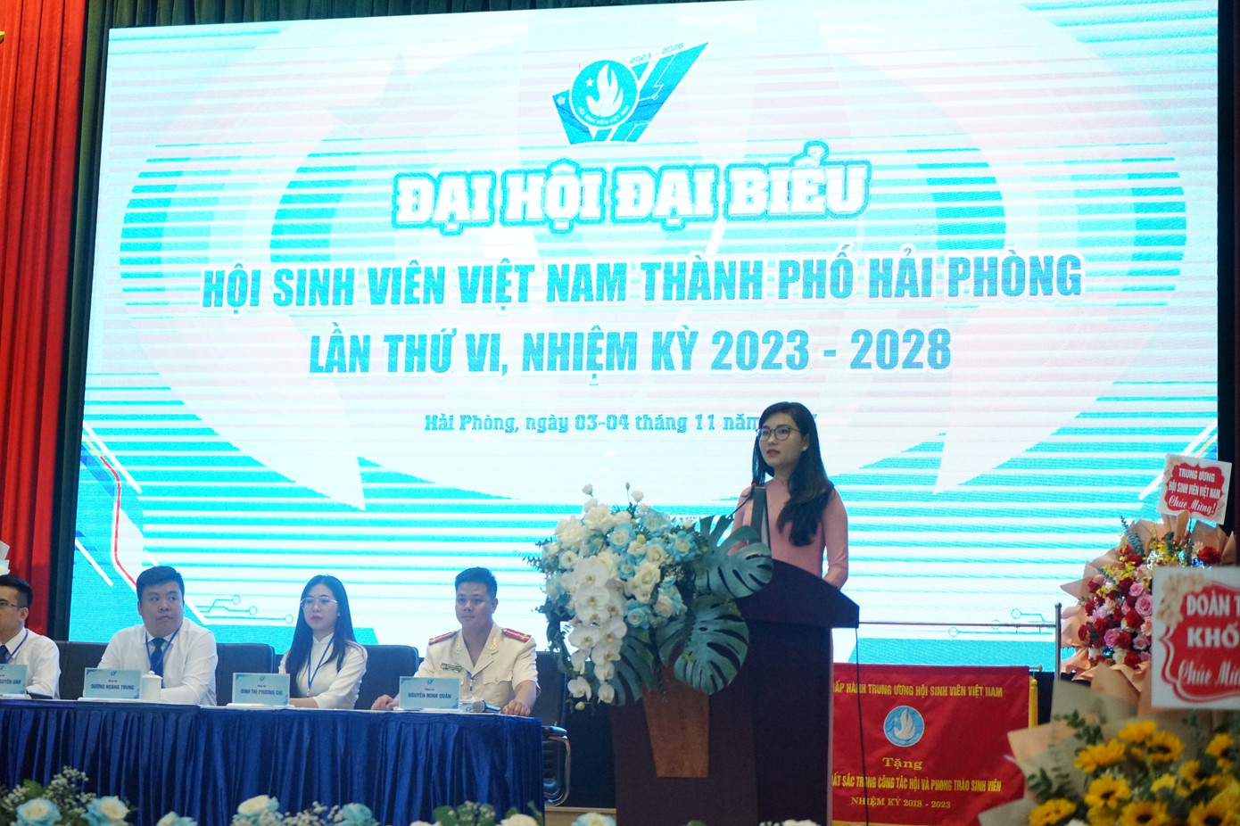 Chị Hồ Hồng Nguyên - Phó Chủ tịch thường trực T.Ư Hội Sinh viên Việt Nam, phát biểu chỉ đạo Đại hội. Chị Hồ Hồng Nguyên - Phó Chủ tịch thường trực T.Ư Hội Sinh viên Việt Nam, phát biểu chỉ đạo Đại hội.