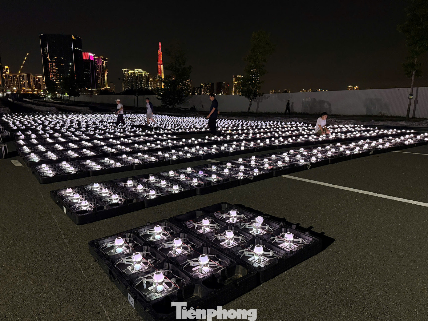 Cận cảnh các thiết bị bay không người lái chuẩn bị màn trình diễn 10.500 drone mừng đại lễ 30/4. Cận cảnh các thiết bị bay không người lái chuẩn bị màn trình diễn 10.500 drone mừng đại lễ 30/4.