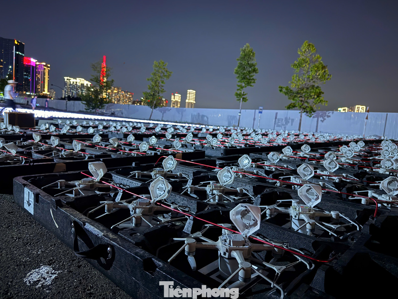 Cận cảnh các thiết bị bay không người lái chuẩn bị màn trình diễn 10.500 drone mừng đại lễ 30/4. Cận cảnh các thiết bị bay không người lái chuẩn bị màn trình diễn 10.500 drone mừng đại lễ 30/4.