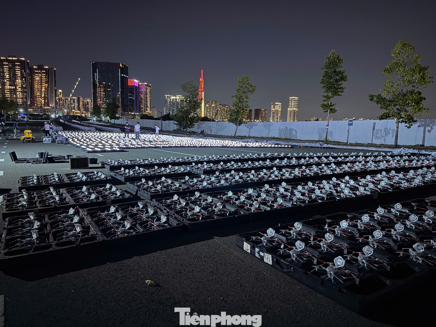 Cận cảnh các thiết bị bay không người lái chuẩn bị màn trình diễn 10.500 drone mừng đại lễ 30/4. Cận cảnh các thiết bị bay không người lái chuẩn bị màn trình diễn 10.500 drone mừng đại lễ 30/4.