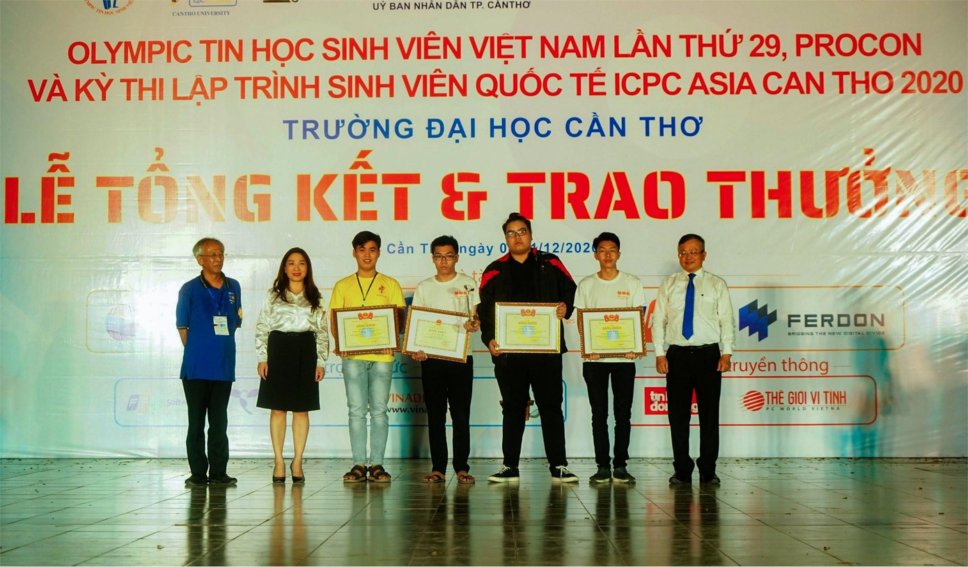 Nguyễn Trung Hải (thứ 3 từ phải sang) nhận giải tại Olympic Tin học sinh viên Việt Nam năm 2020.