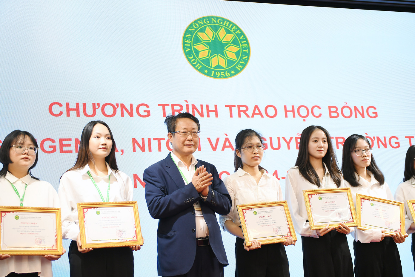 Sinh viên Học viện Nông nghiệp Việt Nam nhận học bổng năm học 2024 - 2025.